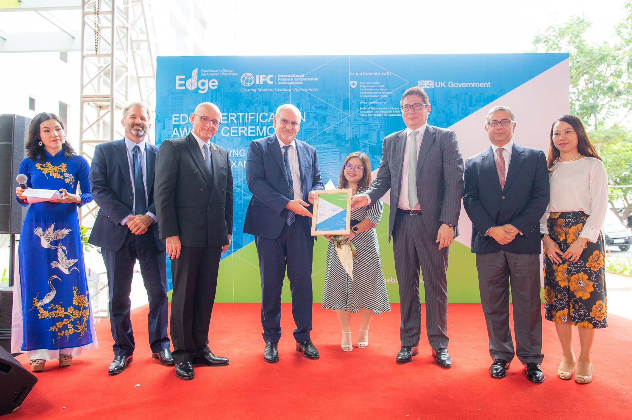 HausNeo, developed by the EZ Land Vietnam Development JSC, has received final EDGE certification. The certificate was presented by Philippe Le Houérou, IFC CEO.