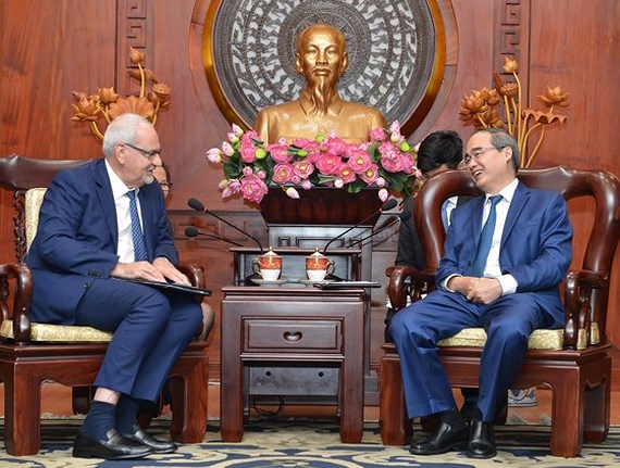 Secretary of the Ho Chi Minh City Party Committee, Nguyen Thien Nhan, meets with Philppe Houerou, CEO of IFC, to discuss the important of building green in Vietnam.
